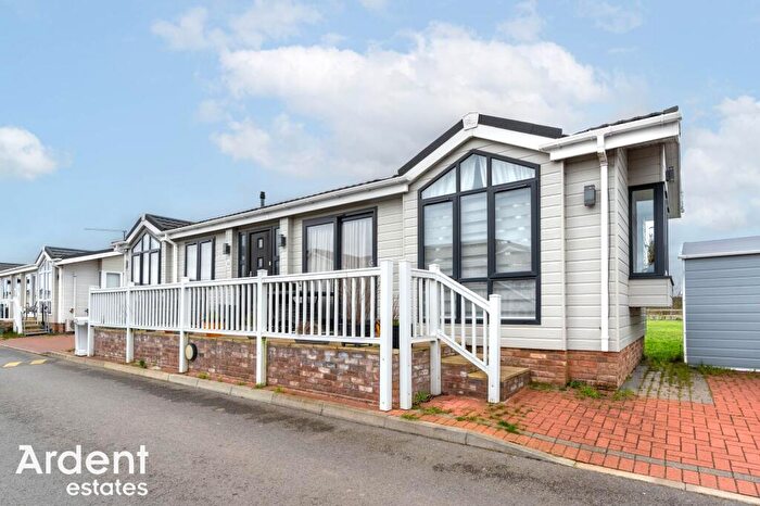 2 Bedroom Park Home For Sale In Hayes Chase, Battlesbridge, SS11