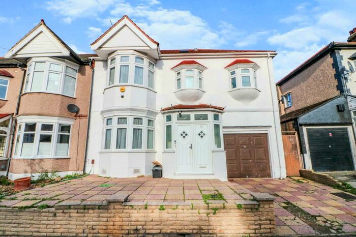 5 Bedroom House To Rent In Campbell Avenue, Ilford, IG6