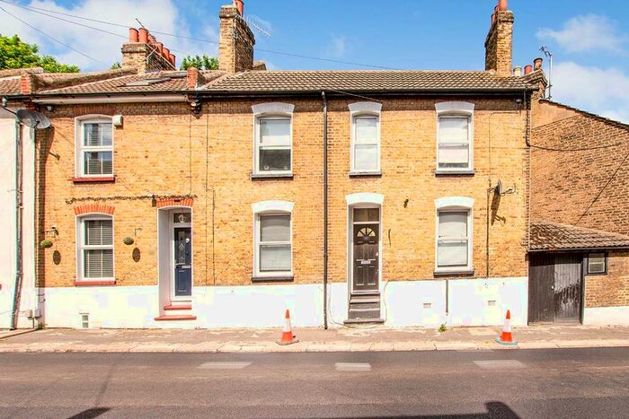 3 Bedroom End Of Terrace House To Rent In Salisbury Road, Chatham, Kent, ME4