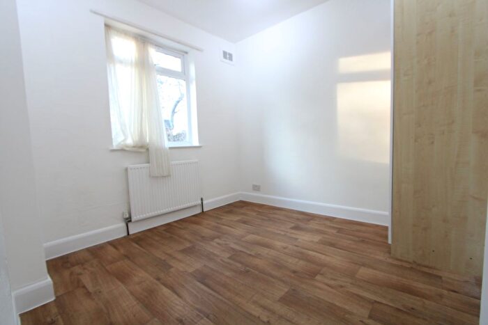 2 Bedroom Flat To Rent In Deer Park Gardens, Mitcham, CR4