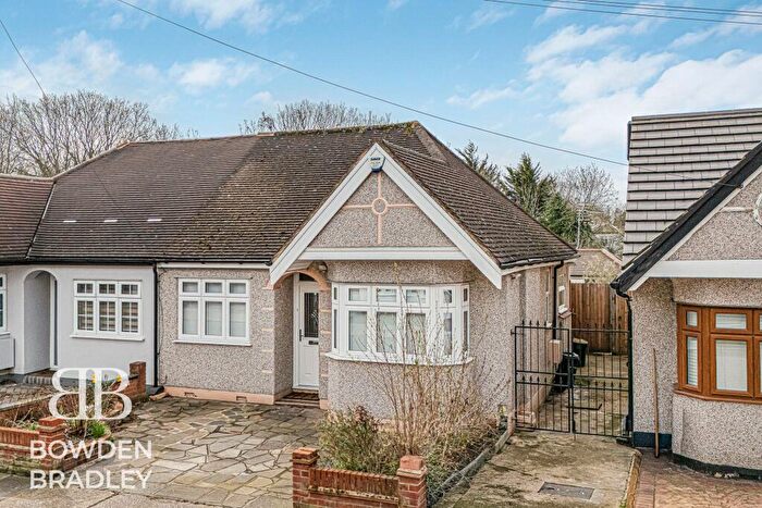 2 Bedroom Semi-Detached Bungalow For Sale In Hillview Avenue, Hornchurch, RM11