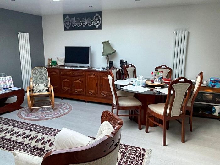 3 Bedroom End Of Terrace House To Rent In Chingford, E4