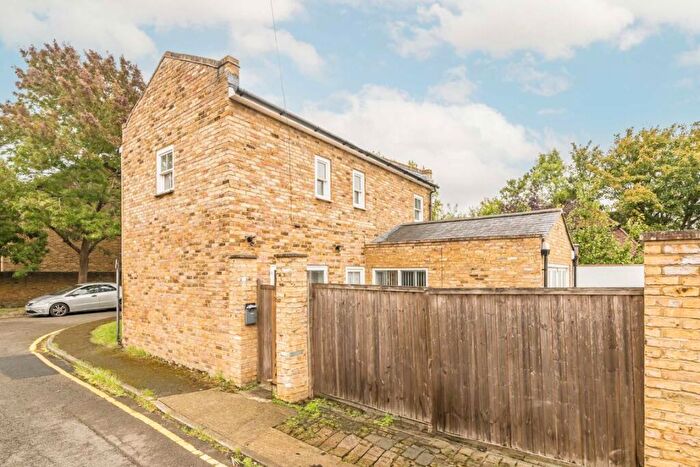 3 Bedroom House To Rent In Fairfield Place, Kingston Upon Thames, KT1