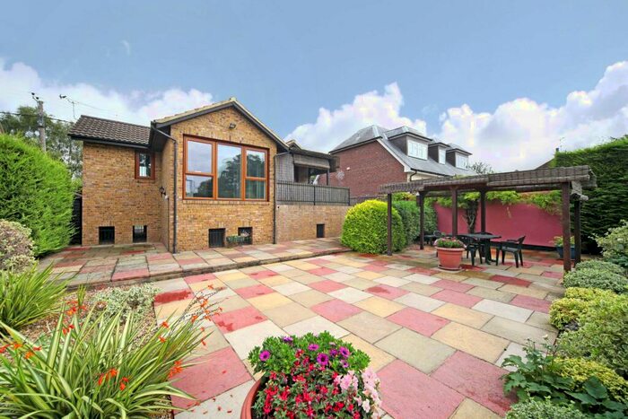 1 Bedroom Bungalow To Rent In Ham Island Old Windsor, SL4