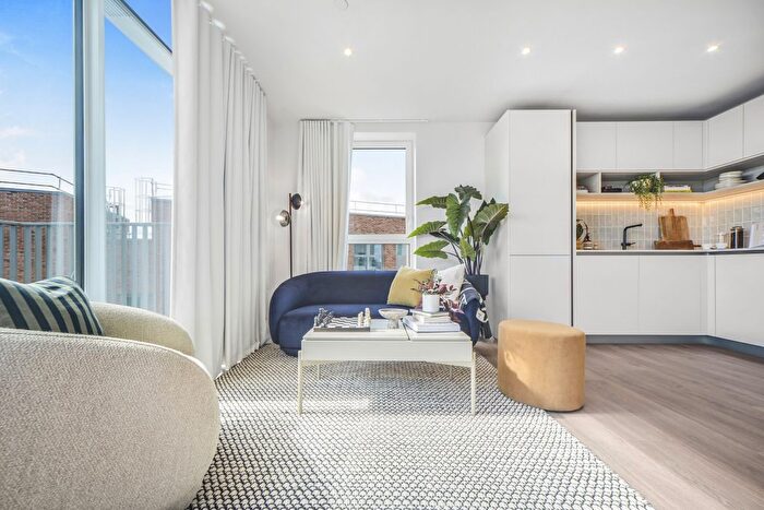 3 Bedroom Flat To Rent In Uncle, Deptford, SE8