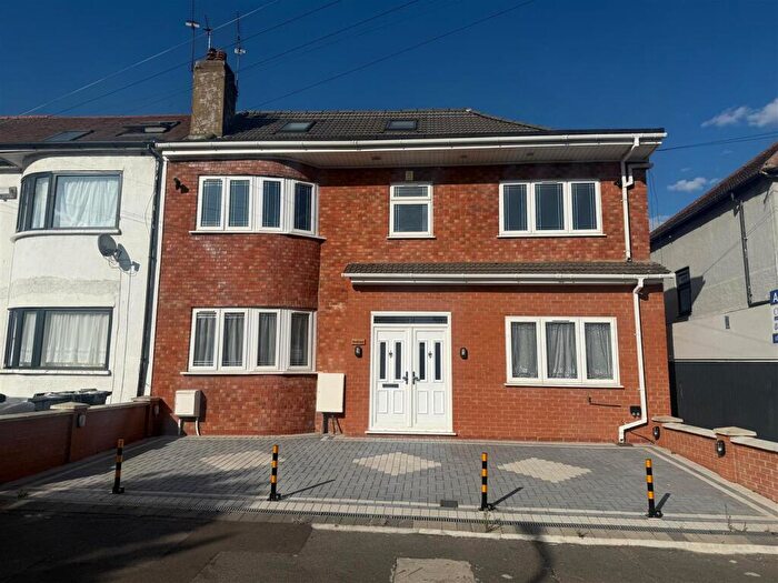 5 Bedroom Detached House For Sale In Leyswood Drive, Ilford, IG2