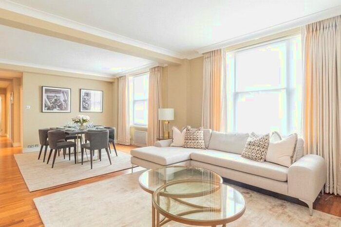 3 Bedroom Flat To Rent In Hill Street, London, W1J