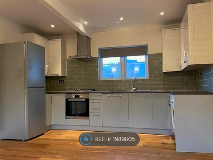 2 Bedroom Flat To Rent In The Broadway, Chesham, HP5