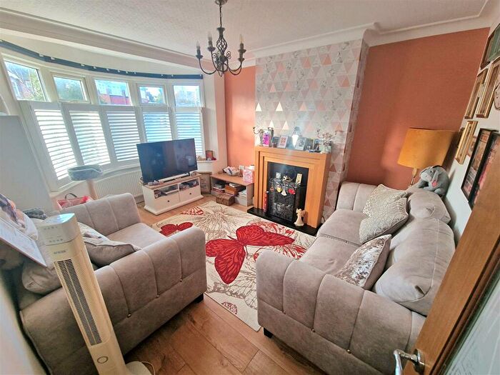 3 Bedroom End Of Terrace House For Sale In Brunswick Park Road, New Southgate, N11