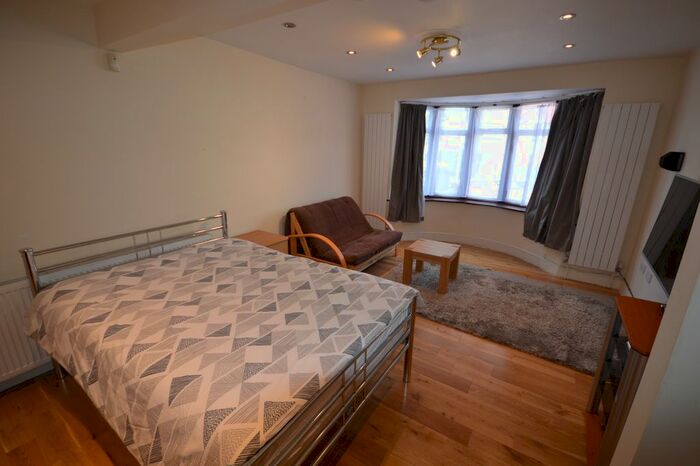 Studio To Rent In Uxendon Hill, Wembley, HA9