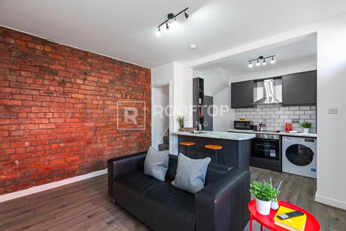 2 Bedroom House To Rent In Glossop Grove, Leeds, LS6