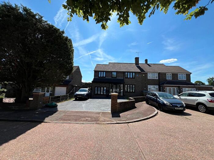 4 Bedroom Semi-Detached House To Rent In Tercel Path, Chigwell, IG7