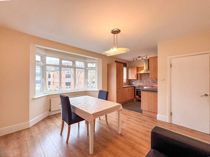 3 Bedroom Flat To Rent In Buckingham Road, Edgware, HA8
