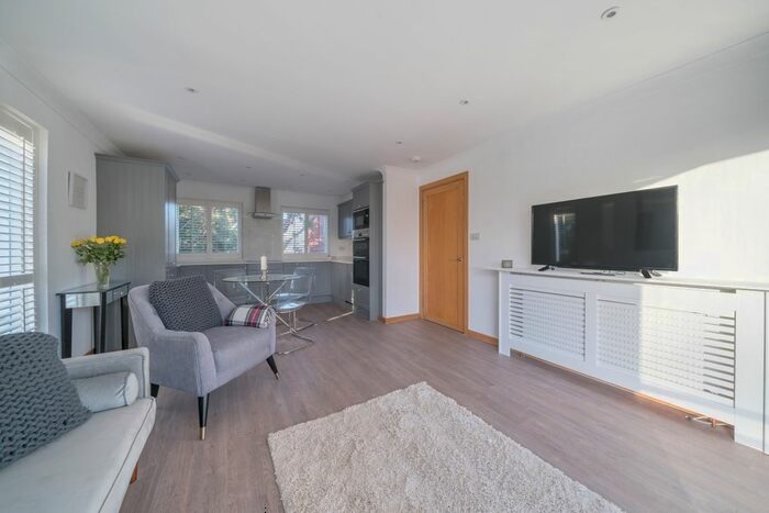 2 Bedroom Flat To Rent In Wellesley Road, Twickenham, TW2