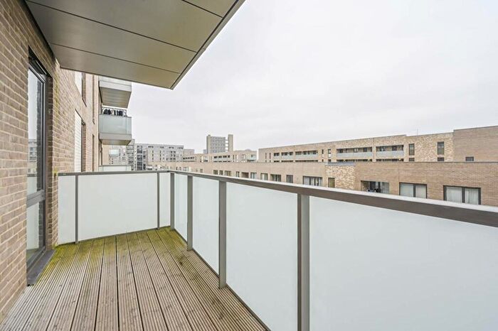 2 Bedroom Flat To Rent In Deauville Close, , Canary Wharf, London, E14