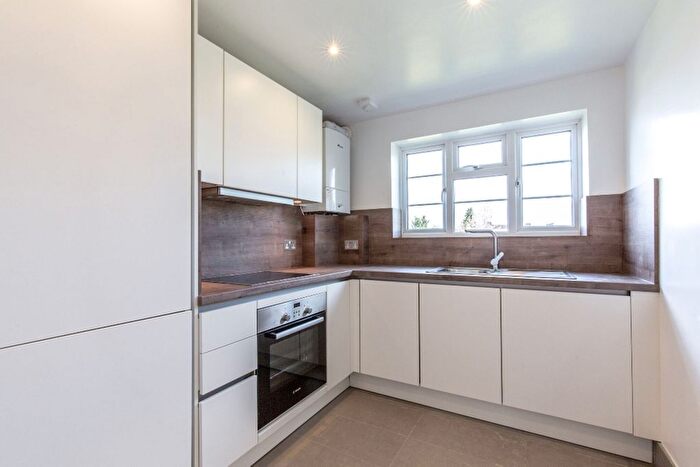 2 Bedroom Flat To Rent In Avenue Road, London, N14