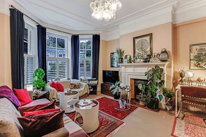 1 Bedroom Flat For Sale In Hillside Gardens, Highgate Village, London, N6