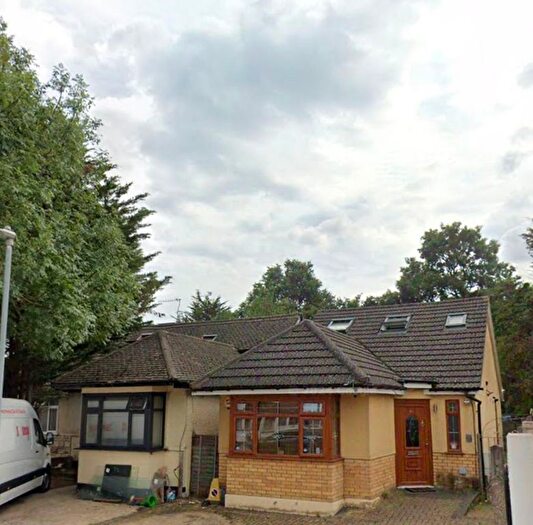 4 Bedroom Bungalow To Rent In A Savoy Avenue, Hayes, UB3