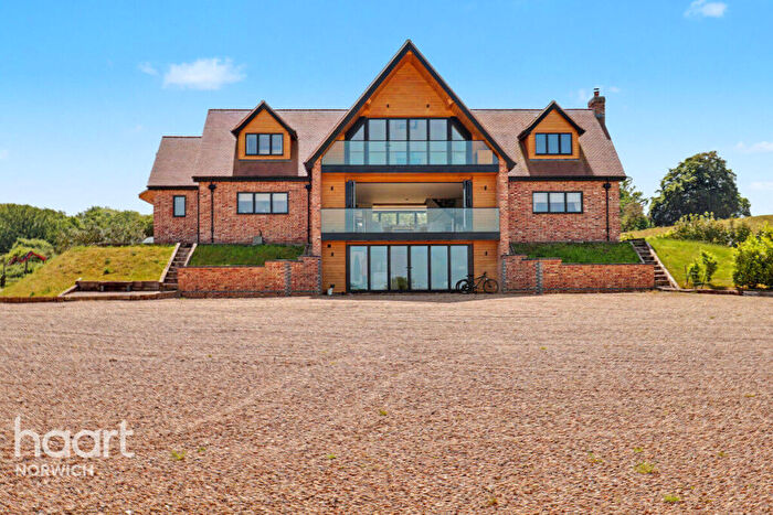 3 Bedroom Detached House For Sale In Hall Drive, Norwich, NR5