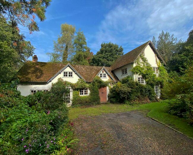 4 Bedroom Detached House For Sale In Tillingbourne, House, Shalford Road, Guildford, GU4
