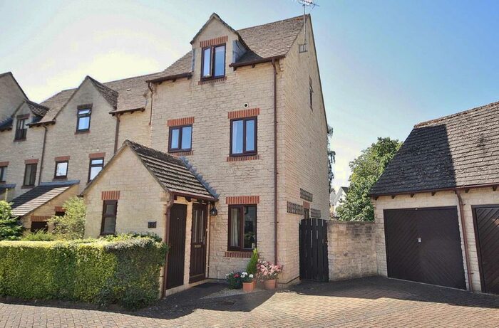 3 Bedroom Town House To Rent In Langdale Gate, Witney, OX28
