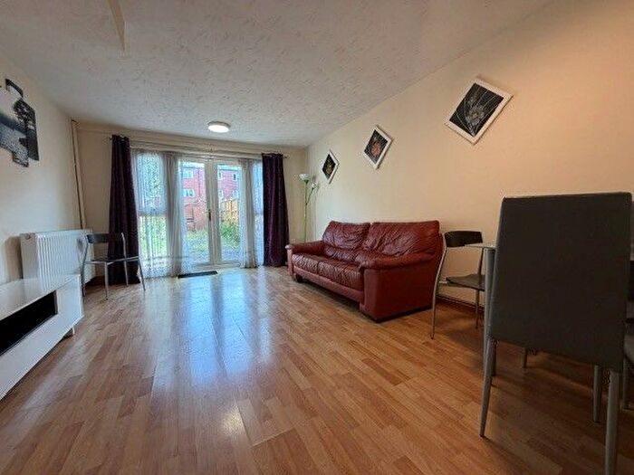 4 Bedroom Town House To Rent In Dunstable Road, Luton, LU4