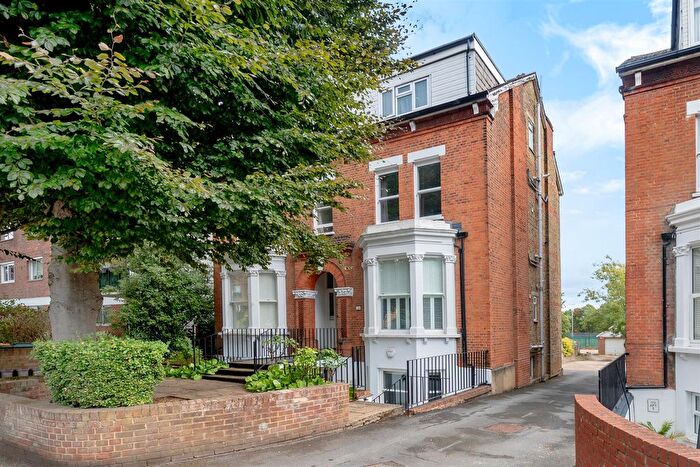 2 Bedroom Maisonette For Sale In Worple Road, Wimbledon, SW19
