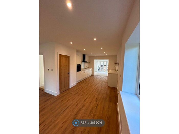 3 Bedroom Bungalow To Rent In Kings Road, Berkhamsted, HP4