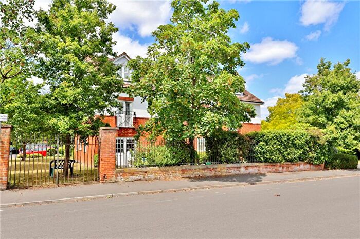 1 Bedroom Apartment For Sale In Kingsway, Woking, Surrey, GU21