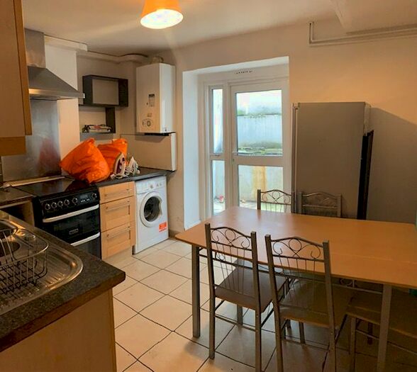 5 Bedroom Flat To Rent In Sidney Street, Whitechapel, E1