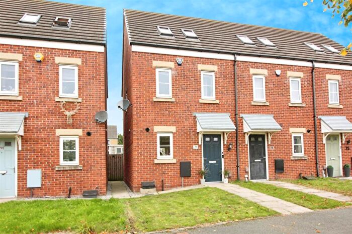 3 Bedroom Town House For Sale In Woodlands Way, Whinmoor, Leeds, LS14