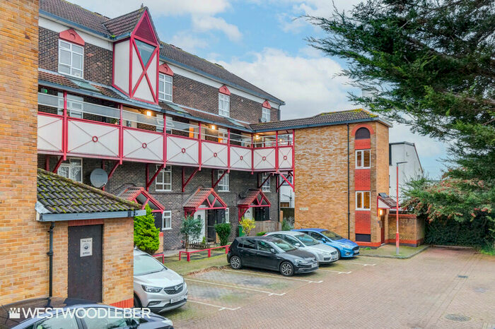 2 Bedroom Apartment To Rent In Kennedy Close, Cheshunt, EN8