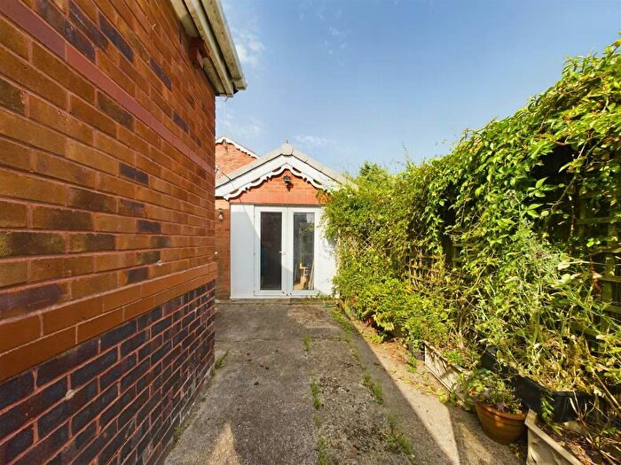 2 Bedroom Detached Bungalow For Sale In Broadstairs Close Howdale Road Hull, HU8