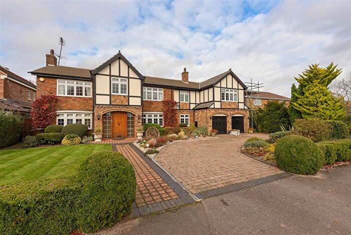 6 Bedroom Detached House For Sale In Prospect Lane, Harpenden, AL5