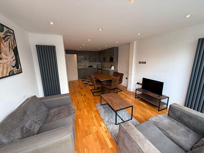 3 Bedroom Flat To Rent In Ballards Lane, Finchley, N3
