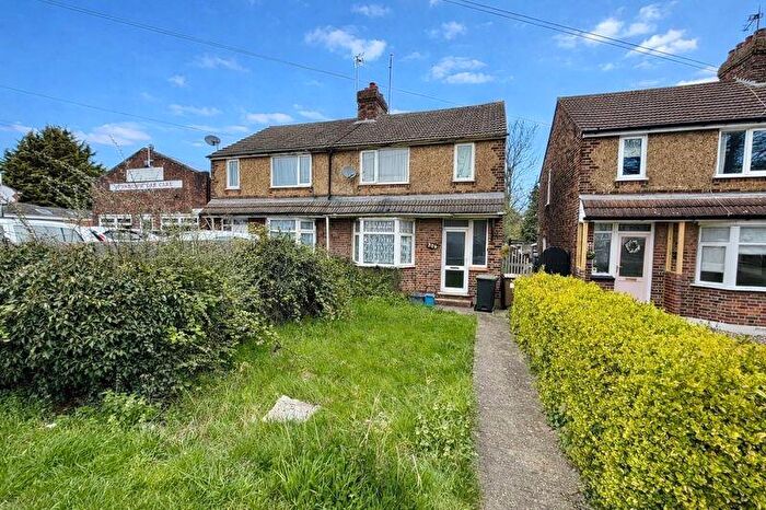 3 Bedroom Semi-Detached House For Sale In Toddington Road, Luton, LU4