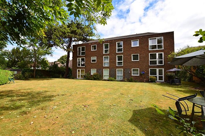 2 Bedroom Flat For Sale In Uxbridge Road, Hampton Hill, TW12