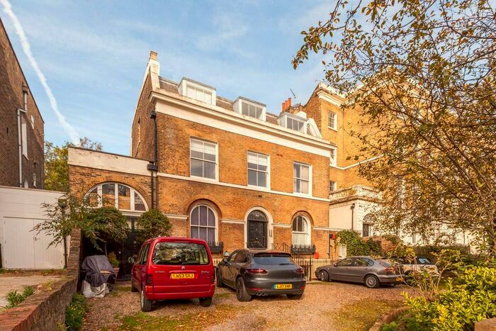 3 Bedroom Flat To Rent In Brixton Road, Brixton, London, SW9