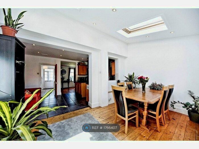 3 Bedroom Semi-Detached House To Rent In Kelvington Road, Peckham, SE15