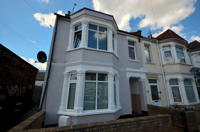 2 Bedroom Apartment To Rent In Tintern Avenue, Essex, SS0