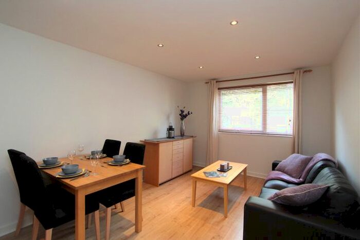 2 Bedroom Flat To Rent In The Cloisters, Ealing, London, W5