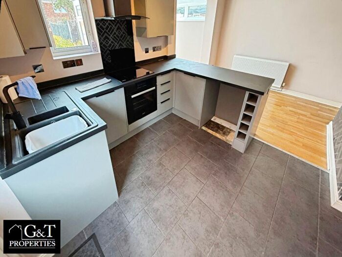 3 Bedroom Semi-Detached House For Sale In Dingle Road, Kingswinford, DY6