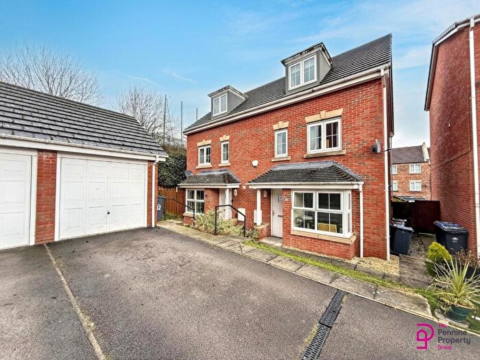 4 Bedroom Semi Detached House For Sale In Ashfield Close, Penistone, S36