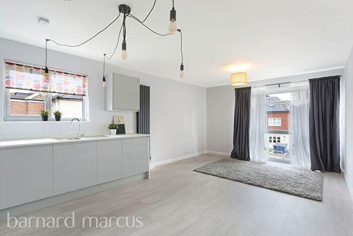 3 Bedroom Flat To Rent In Bells Hill, London, EN5