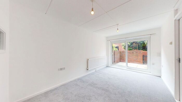 1 Bedroom Flat To Rent In Winston Walk, Chiswick, W4