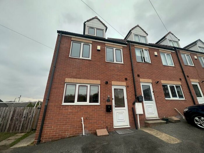 3 Bedroom Town House To Rent In St Anns Drive, Monk Bretton, S71