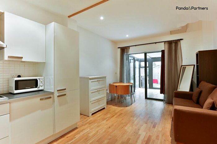 2 Bedroom Flat To Rent In King's Cross Road, London, WC1X