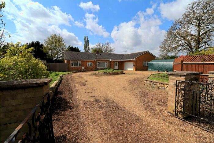 4 Bedroom Bungalow For Sale In Newton Road, Rushden, Northamptonshire, NN10