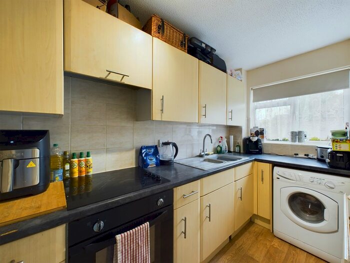 1 Bedroom Detached House For Sale In Thumwood, Chineham, Basingstoke, RG24