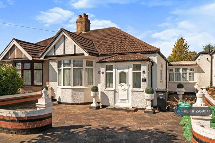 4 Bedroom Bungalow To Rent In Lime Grove, Ilford, IG6
